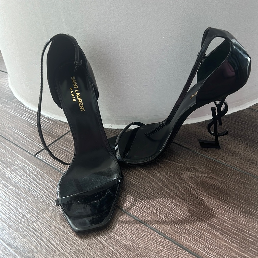 YSL OPYUM SANDALS IN PATENT LEATHER WITH BLACK HEEL